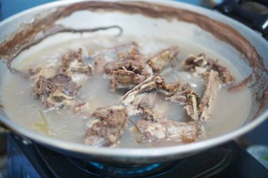 Yemek hazırlamak için kaynamış et, genellikle Asya ve yerel yemeklerde temel bileşen olarak kullanılır..