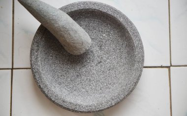 Endonezya ve Asya yemeklerinde baharat ve bitki öğütmek için kullanılan geleneksel taş havan ve tokmak..