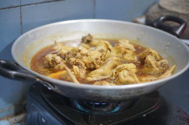 Baharatlı et suyunda haşlanan, kaynayan ve pişirilmeye hazır tavuk eti..