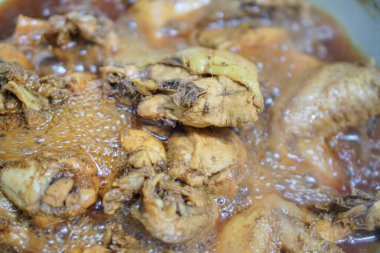 Baharatlı et suyunda haşlanan, kaynayan ve pişirilmeye hazır tavuk eti..