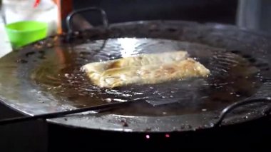 Yumurta martabak, geleneksel Endonezya sokak yemeği olarak sıcak yağla dolu büyük bir tavada kızartılır..