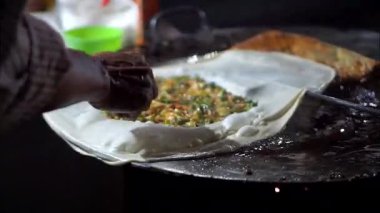 Yumurta martabak, geleneksel Endonezya sokak yemeği olarak sıcak yağla dolu büyük bir tavada kızartılır..