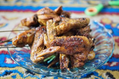 Endonezya 'da geleneksel bir meze olarak servis edilen dumanlı aromalı ızgara tavuk parçaları..