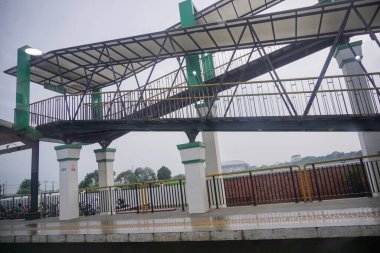 Çelik yapısı ve kentsel alandaki koruyucu çatısı olan yaya geçidi..