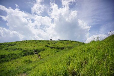 Bandung, Endonezya - 7 Ocak 2026. Bir grup dağcı grup fotoğrafı için en iyi anıtın yakınındaki bir tepede durmuş Pangradinan Dağı 'ndaki açık hava macerasının tadını çıkarıyorlardı..