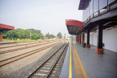 Bandung, Endonezya - 7 Ocak 2026. Gün boyunca tren rayları ve platformları olan Cicalengka İstasyonu 'nun mimarisi.