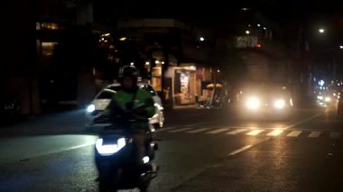 Bandung, Endonezya - 7 Ocak 2026. Bandung 'un kentsel yollarında gece trafik ışıkları açıkken.