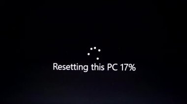 Bilgisayar işlem işlemini ekran, sistem kurtarma ve kurulum sürecinde ilerleme yüzdesiyle sıfırlar.