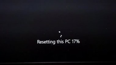 Bilgisayar işlem işlemini ekran, sistem kurtarma ve kurulum sürecinde ilerleme yüzdesiyle sıfırlar.