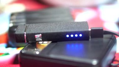 Pratik ve modern bir çözüm olarak enerji bankasını kullanan parlak mavi bir plazma çakmağı..