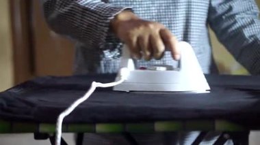 Giysileri ütülemek için kumaşa elektrikli ütü kullanın.