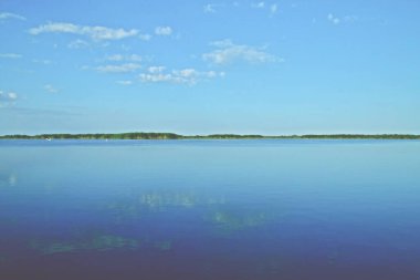 Romanya 'da Tuna deltası sulak arazisi. Manzara, ufuktaki su bitkilerini gözlemlemek için göl ve gökyüzünün suyundan oluşuyordu. Gorgova Gölü.