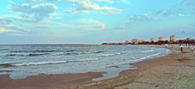 Romanya 'nın Köstence kentinde üç terlik (Rumence; Plaja trei papuci). Karadeniz 'de bir yaz günbatımı sahili manzarası.