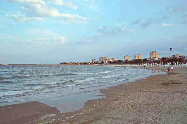 Romanya 'nın Köstence kentinde üç terlik (Rumence; Plaja trei papuci). Karadeniz 'de bir yaz günbatımı sahili manzarası.