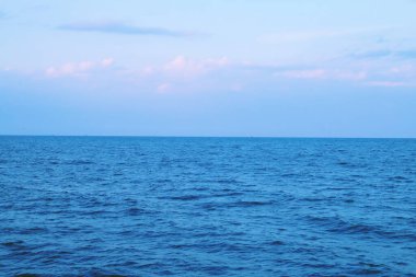 Sahilden günbatımında Karadeniz. Denizlerin ufukta gökyüzü ile buluştuğu deniz manzarası.