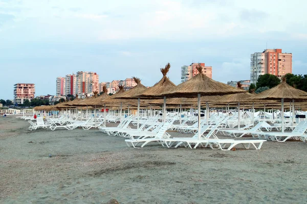 Guarda Chuvas Espreguiçadeiras Numa Praia Solitária Pôr Sol Praia Três — Fotografia de Stock