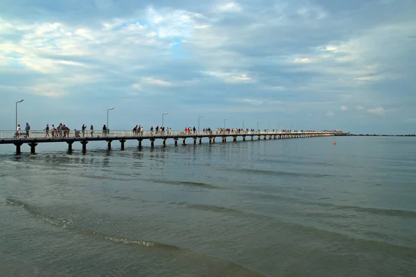 Ludzie Spacerujący Molo Mamaia Beach Constana Rumunia Długie Drewniane Molo — Zdjęcie stockowe