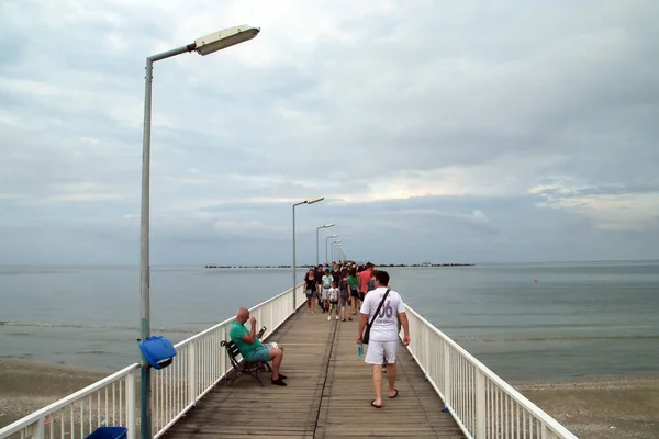 Constanta Romania 2018 Люди Прогуливаются Пирсу Пляжа Мамая Констанце Длинный — стоковое фото