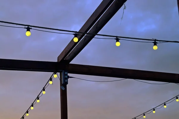 Ηλεκτρικοί Λαμπτήρες Άναψαν Ηλιοβασίλεμα Ηλεκτρικός Εξοπλισμός Φωτισμού Για Βεράντα Εστιατορίου — Φωτογραφία Αρχείου