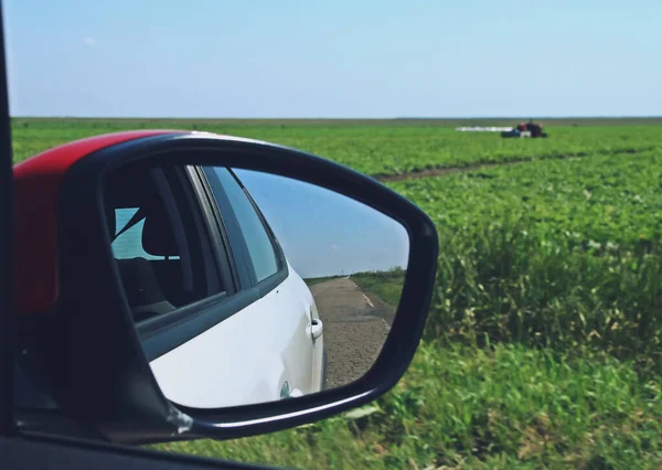 Espelho Retrovisor Carro Conduzir Numa Estrada Rural Vista Turva Devido — Fotografia de Stock