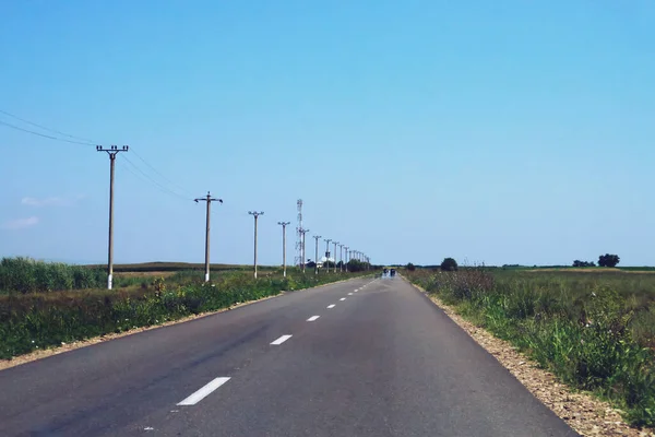 Eine Einsame Landstraße Rumänien Einbahnstraße Zwischen Feldern Einem Sonnigen Sommertag — Stockfoto