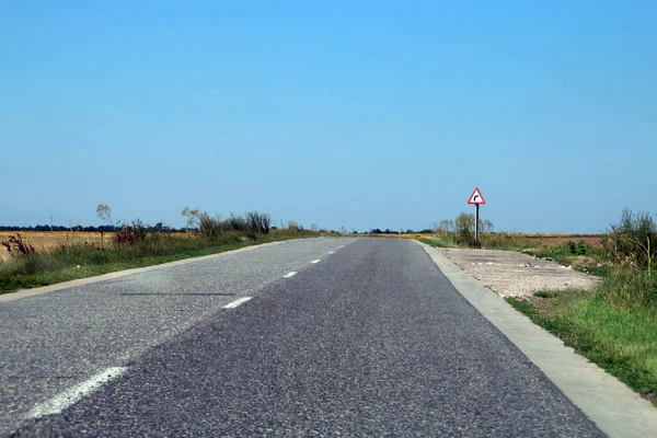 Eine Einsame Landstraße Rumänien Einbahnstraße Zwischen Feldern Einem Sonnigen Sommertag — Stockfoto
