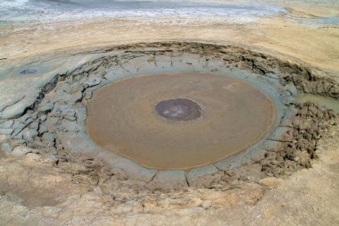 Romanya 'nın Berca kentindeki çamur volkanları (Rumence: Vulcanii Noroiosi). Ana çekim alanının, soğuk volkanizma olarak bilinen çamur volkanları olduğu korunan bir jeolojik alan..