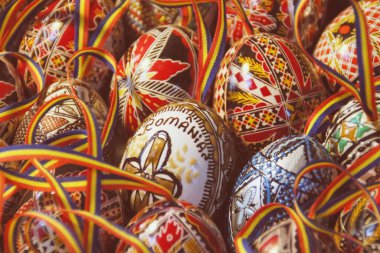 Bükreş / Romanya; 07 / 07 / 2018. Bükreş 'te satışa sunulan geleneksel Romen boyalı yumurtaları. Bucovina 'dan geleneksel el yapımı gerçek yumurta. Paskalya yumurtaları.
