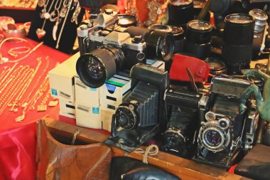 Bükreş / Romanya; 07 / 07 / 2018. Sıcak bir ışık altında eski fotoğraf makineleri. Bükreş 'teki eski bir dükkanda antikalar satışa sunuldu.