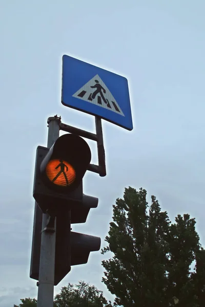 琥珀の中の信号を横断歩道を示す ルーマニアのブカレストで道路を横断する歩行者の存在に注意を示す交通標識 — ストック写真