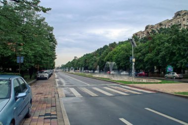 Bükreş, Romanya; 707 2018. Birleşme Bulvarı, Parlamento Sarayı 'nı Alba Iulia Meydanı otoparkına bağlayan bir cadde. Yağmurlu bir günde bu ana yoldaki trafiğin manzarası.