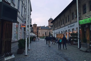 Bükreş, Romanya; 07 07 07 2018: Caldarari Caddesi ve Bükreş 'teki İyi Haberler Kilisesi. Eski Bükreş 'te günbatımı.