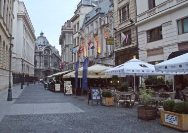 Bükreş, Romanya; 07 07 07 2018: Smardan Caddesi ve Bükreş 'te turistli restoranlar. Restoran terasları, Bükreş 'in tarihi merkezinde gün batımında müşteri kabul etmeye hazırlanıyor..