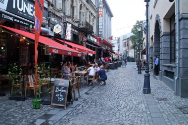 Bükreş, Romanya; 07 07 07 2018: Gabroveni Caddesi ve Bükreş 'te turistli restoranlar. Restoran terasları, Bükreş 'in tarihi merkezinde gün batımında müşteri kabul etmeye hazırlanıyor..