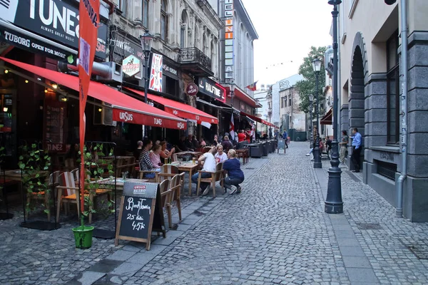 Bükreş, Romanya; 07 07 07 2018: Gabroveni Caddesi ve Bükreş 'te turistli restoranlar. Restoran terasları, Bükreş 'in tarihi merkezinde gün batımında müşteri kabul etmeye hazırlanıyor..