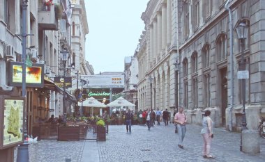 Bükreş, Romanya; 07 07 07: 2018: Bükreş 'teki Stavropoleos Caddesi' ndeki Brasserie Curu 'Cu Bere. Turistlerle ve yerel halkla dolu bir restoran terasında gezinirken ya da kahve içerken ya da alkolsüz bir şeyler içerken..
