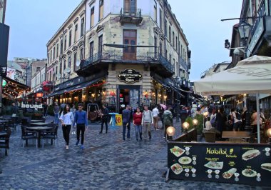 Bükreş, Romanya; 07 07 07 2018: Selari caddesi Bükreş 'te Smardan ile kesişiyor. Restoranlar ve barlar gün batımında insanlarla dolup taşıyor..