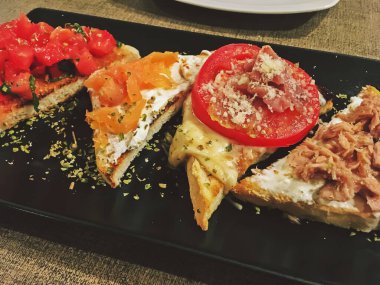 Romanya 'nın Bükreş kentindeki bir İtalyan restoranının açılışları. Kızarmış ekmeğin üzerinde servis edilen farklı malzemelerden oluşan.