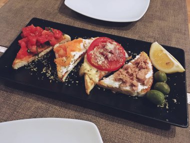 Romanya 'nın Bükreş kentindeki bir İtalyan restoranının açılışları. Kızarmış ekmeğin üzerinde servis edilen farklı malzemelerden oluşan.