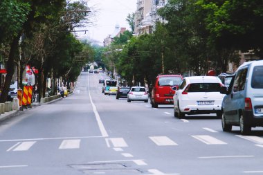 Bükreş, Romanya; 07 08 2018: Kraliçe Elisabeta Bulvarı 'nda trafik (Rumence: Bulevardul Regina Elisabeta). Şehrin bu yoğun anayolunda insanlar ve arabalar dolaşıyor..