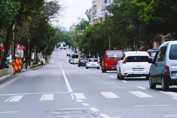 ブカレスト ルーマニア 2018 女王エリザベータの大通りの交通 ルーマニア語 Bulevardul Regina Elisabeta 人々や車が街のこの忙しい幹線道路を循環します — ストック写真