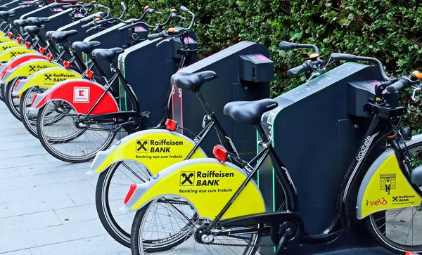 罗马尼亚布加勒斯特 2018年7月8日 自行车停放并准备在布加勒斯特租车 自行车是探索城市的理想生态交通工具 — 图库照片
