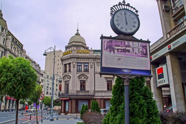 Bucharest Romania 2018 卡布萨酒店维多利亚街上的钟表街上的钟 在它的下面 张贴着一张海报 讲述着老旅馆自助餐厅的故事 — 图库照片