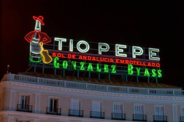 Madrid, İspanya; 12 02 2020. Gece Sol Meydanı 'ndaki Jerez şarap ve brendilerinin ünlü simgesi 