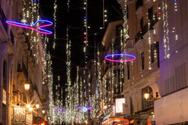 Madrid, İspanya; 12 02 2020. Madrid 'deki Carrera de San Jernimo caddesinde Noel ışıklandırması. Bu tarihi caddede, sokakta asılı duran çelenk şeklinde bir ışık yağmuru..