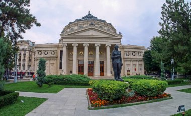 Bükreş, Romanya; 07 08 2018. Romanya Atinası, Bükreş şehir merkezindeki konser salonu. Ana cephesinde sütunları olan dairesel bir kubbe 1888 'de stil olarak neoklasik bir yapıdır..