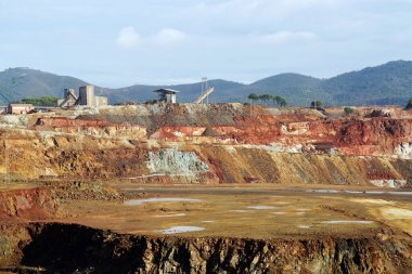Riotinto, Huelva, İspanya 'da terk edilmiş açık maden ocakları ve eski makineler.