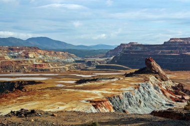 Terk edilmiş bir maden ocağının manzarası, Riotinto, Huelva, Endülüs (İspanya)).