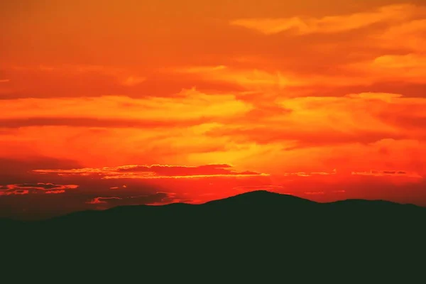 スペインのマドリードのシエラ グアダラマで日没 マドリードの北に位置する山々のシルエットを強調太陽の最後の光線とオレンジの空 — ストック写真