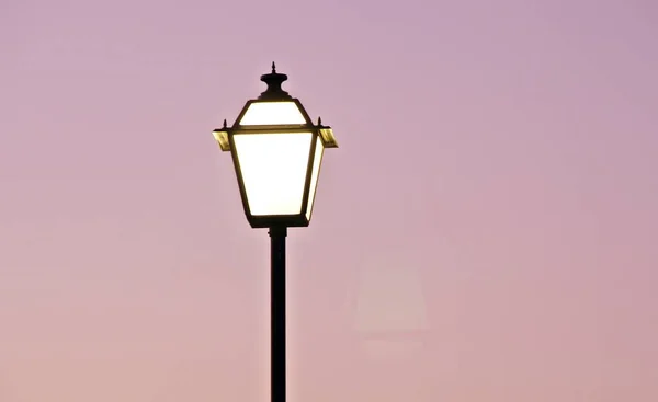 Stratenlicht Geïsoleerd Een Roze Hemel Bij Zonsondergang — Stockfoto